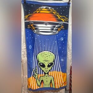 Mainstay Alien Beam Up Beach Towel! Excellent Like New Condition!